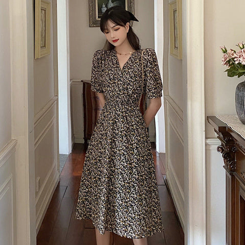 Elegant and gentle waist dress