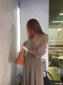 Vestido largo elegante con cordones