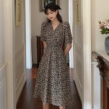 Elegant and gentle waist dress