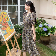Elegant and gentle waist dress